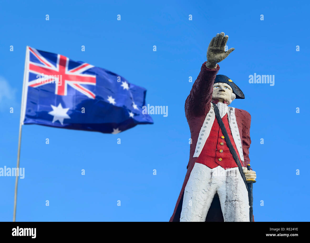 La gran estatua del Capitán Cook delante de la bandera australiana, Cairns, Far North Queensland, Queensland, Australia, FNQ Foto de stock