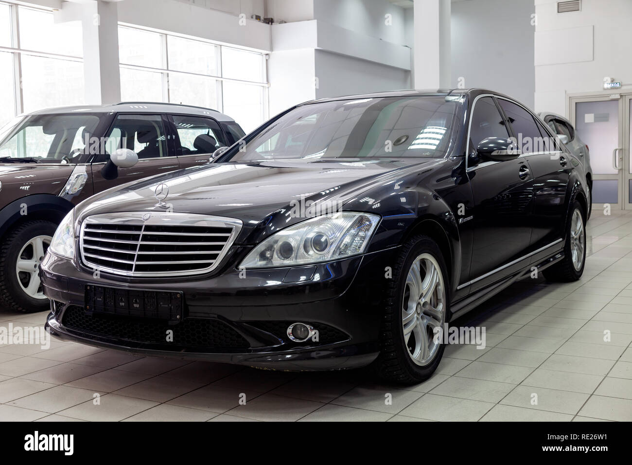 Novosibirsk Rusia 08 01 18 Vista De Cuarto Delantero Del 06 Mercedes Benz Clase S Sedan Limusina Preparado Para Venta Y Exhibidos En El Showroom Fotografia De Stock Alamy