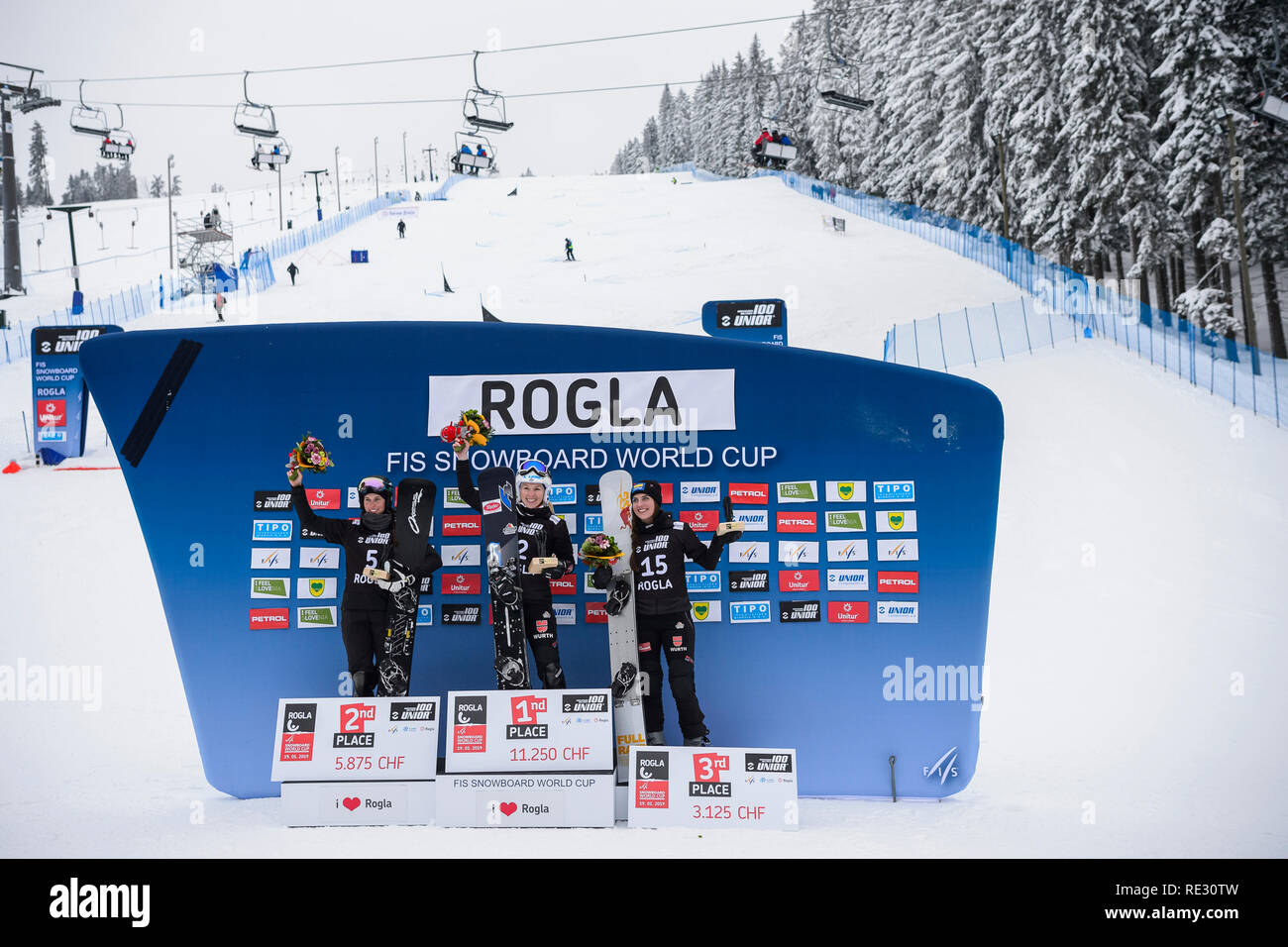 Rogla, Eslovenia. Del 19 de enero del 2019. (L) el segundo clasificado, Natalia Soboleva de Rusia, ganador Selina Joerg de Alemania y el tercer clasificado, Cheyenne Loch de Alemania posar para fotos en el podio tras la FIS Snowboard Slalom Paralelo Gigante de damas en la carrera de la Copa del Mundo Rogla, Eslovenia, el 19 de enero de 2019. Foto: Jure Jure Makovec Makovec: Crédito/Alamy Live News Foto de stock