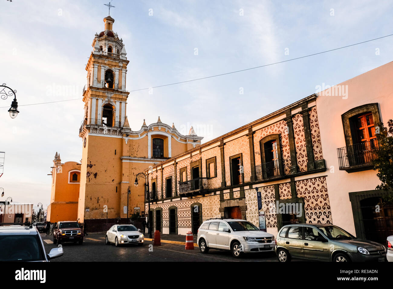 Un color amarillo único campanario iglesia en Cholula Puebla, México Foto de stock