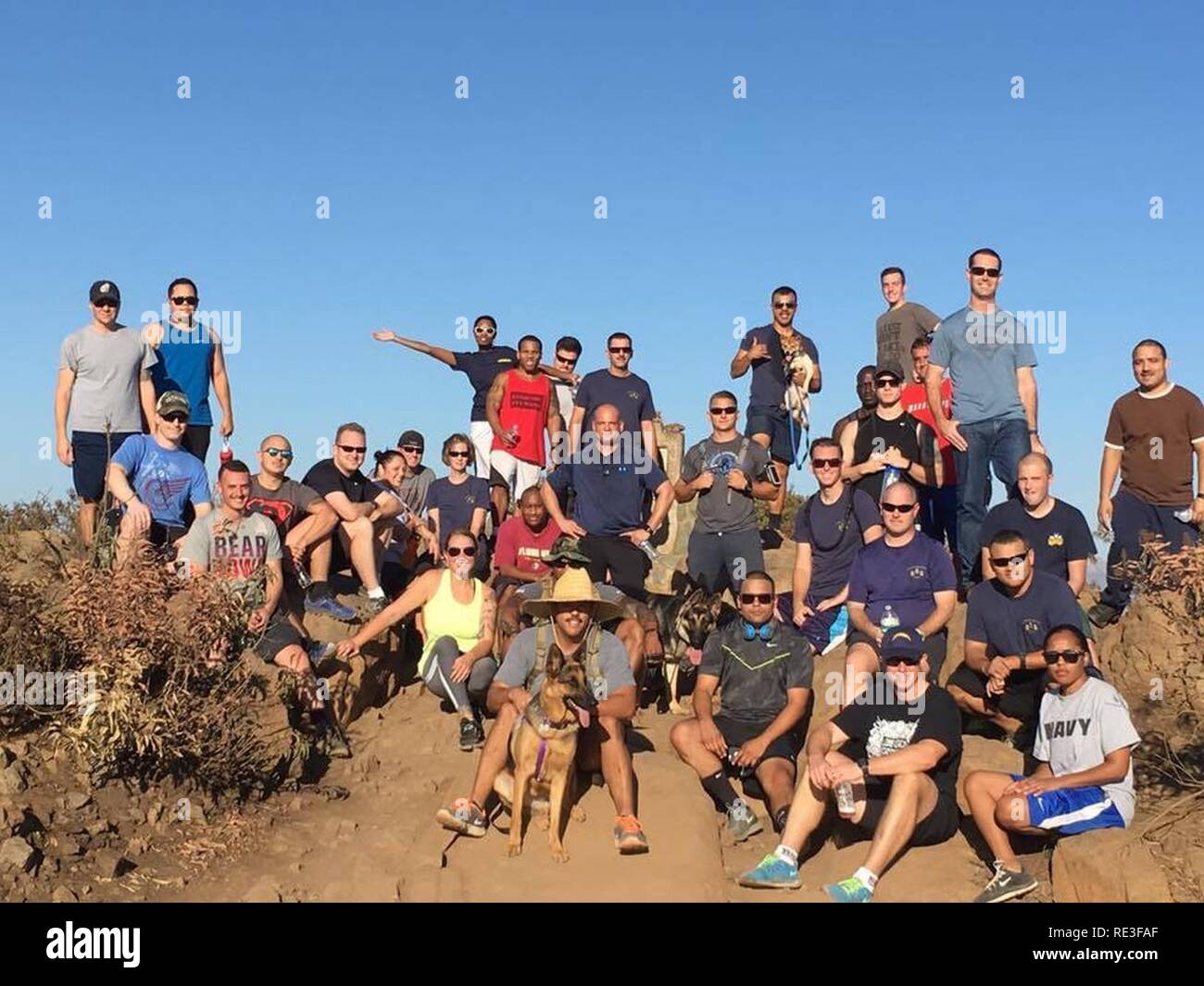 SAN DIEGO (Nov. 17, 2016) Jefe de primera clase de suboficiales y suboficiales asignado al comando de Entrenamiento de Guerra de información (IWTC) San Diego caminata Cowles Mountain en Mission Trails Regional Park como parte de CPO 365. CPO 365 es un año-redondo la iniciativa de capacitación que promueve el trabajo en equipo y la capacidad de servicio a la comunidad y demuestra las expectativas y responsabilidades que vienen con ganar los anclajes de un jefe de suboficiales. Foto de stock