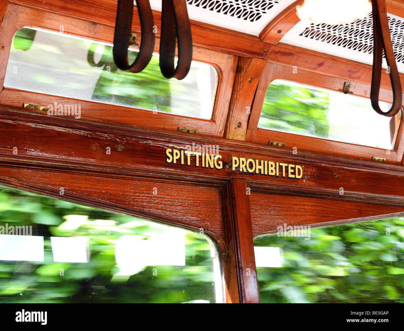 Un viejo autobús inglés interior mostrando 'picaduras' prohibido firmar y cuero correas colgantes Foto de stock