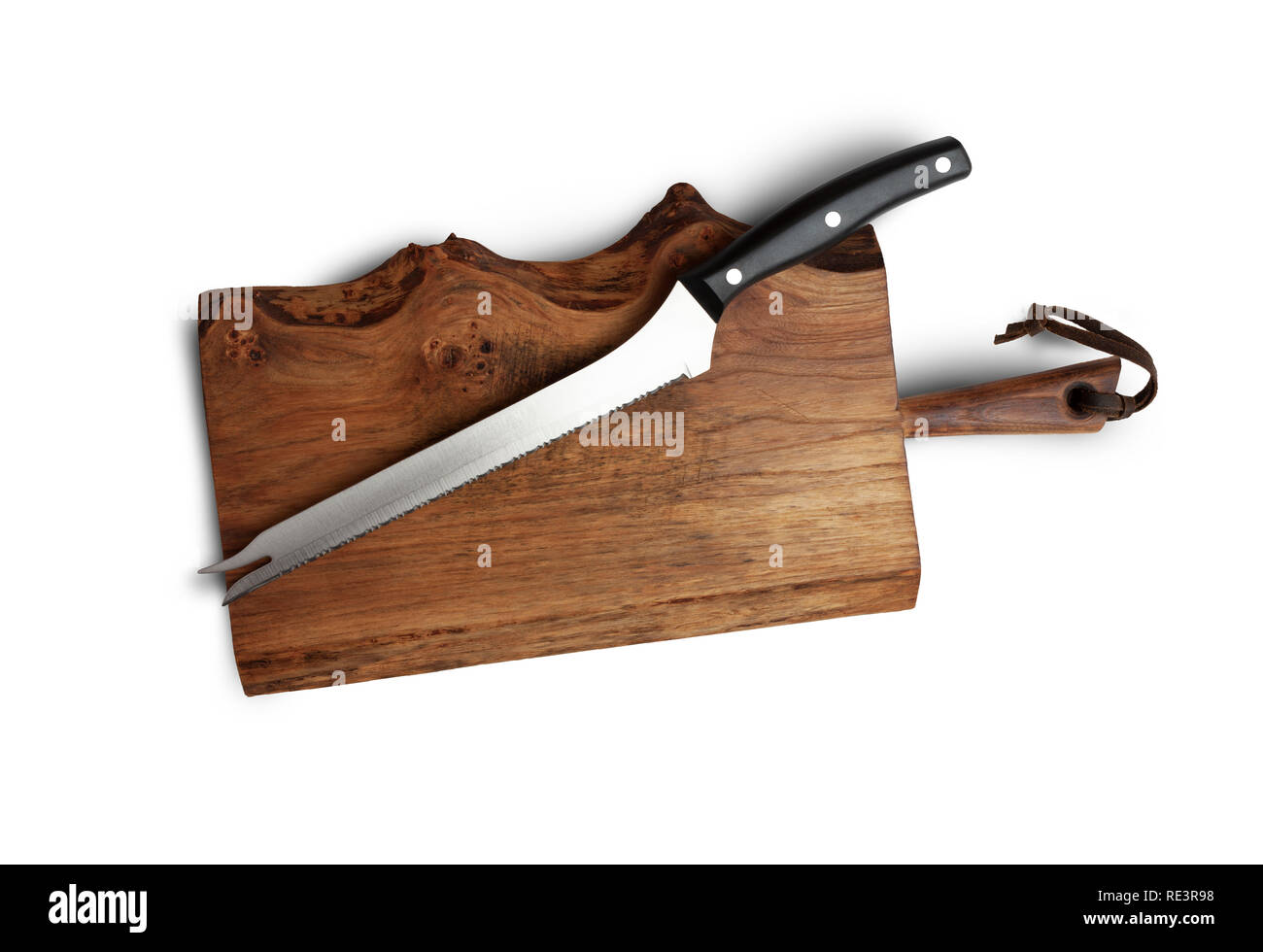 La cuchilla dentada para cocina en madera antigua junta de corte Foto de stock