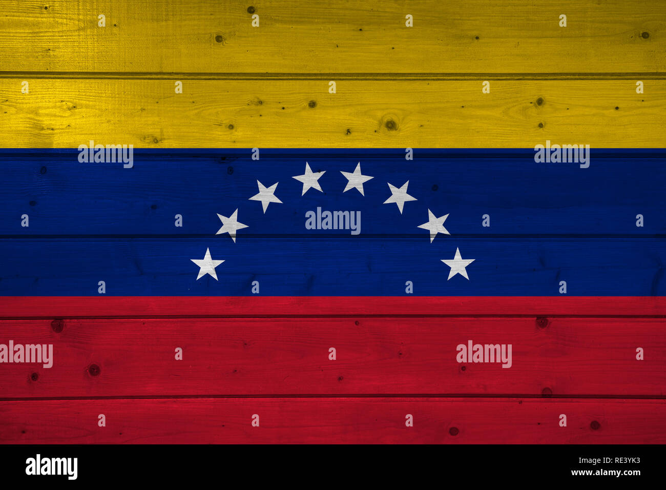 Bandera de Venezuela sobre la madera, superficie de fondo. Pared de madera, los tablones. Bandera nacional Foto de stock