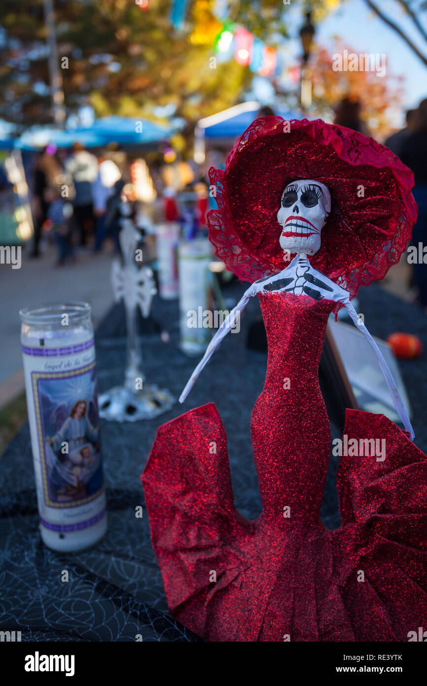 Un esqueleto femenino figura denominada Catrina en un vestido rojo en el  Dia de los Muertos / el Día de los Muertos altar en Mesilla, Nuevo México,  EE.UU Fotografía de stock -