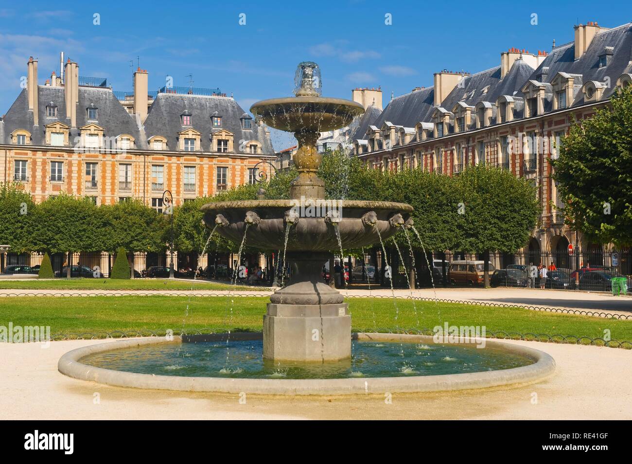 La Place des Vosges, el barrio de Le Marais, París, Francia, Europa Foto de stock