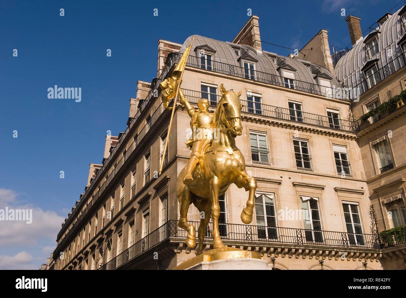 Jeanne d'Arc estatua, Rue de Rivoli, París, Francia, Europa Foto de stock