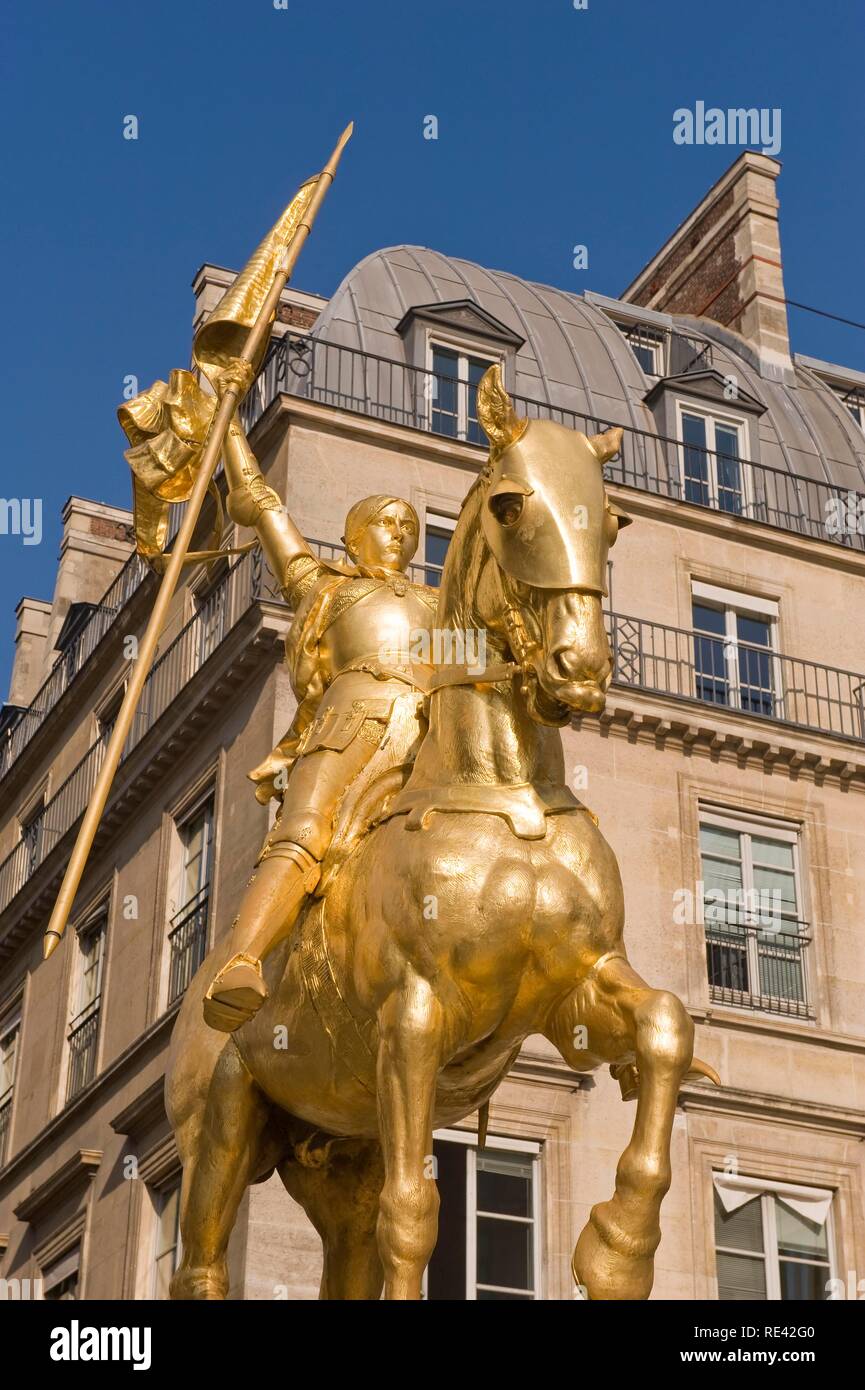 Jeanne d'Arc estatua, Rue de Rivoli, París, Francia, Europa Foto de stock