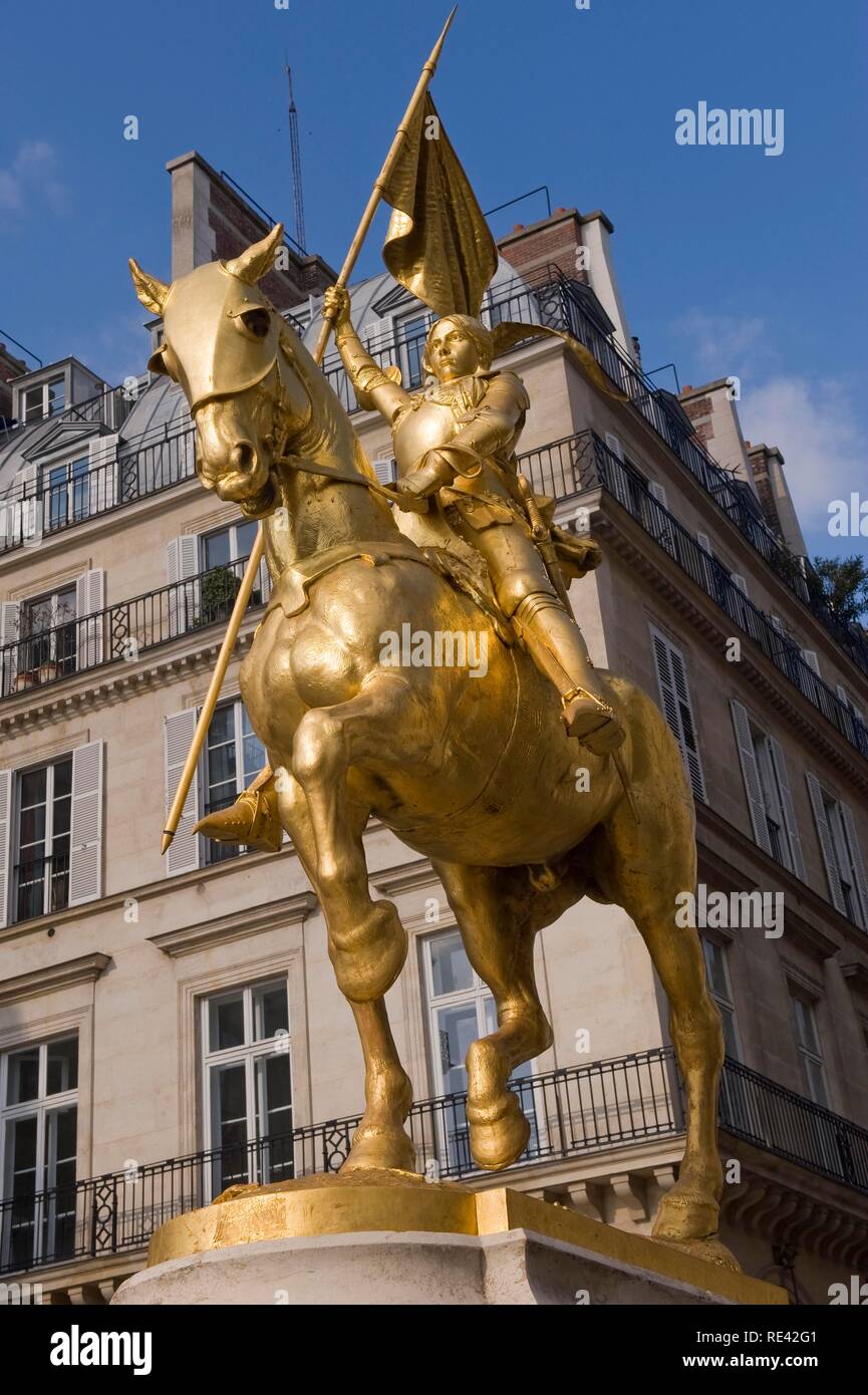 Jeanne d'Arc estatua, Rue de Rivoli, París, Francia, Europa Foto de stock