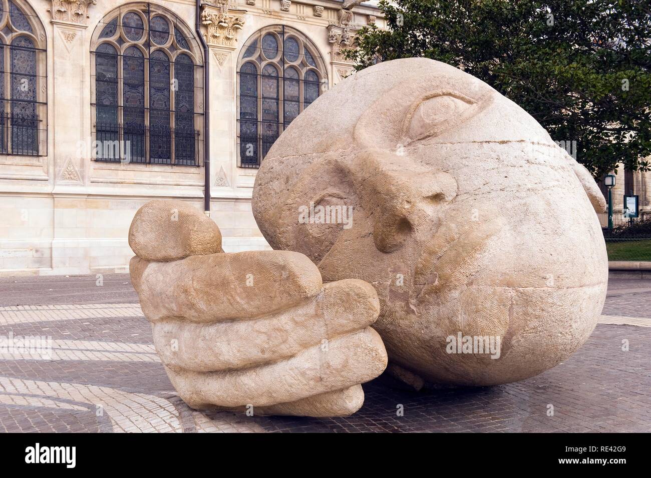 Escultura Moderna en frente de la iglesia de Saint Eustache en el barrio Quartier des Halles, Paris, Francia, Europa Foto de stock