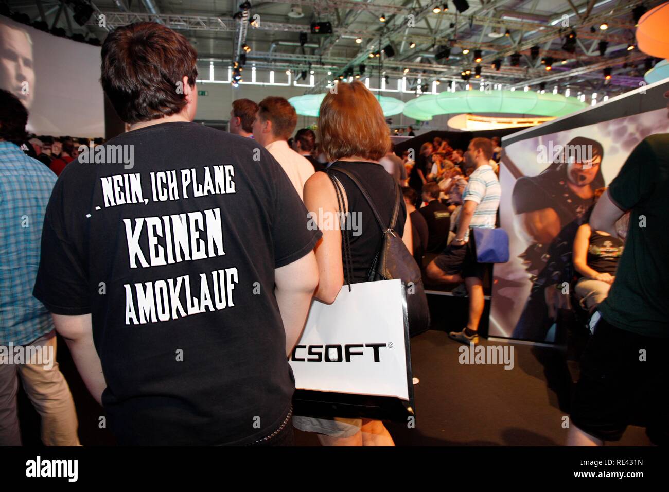 Hombre con pro juego killer t-shirt: "Nein, ich keinen avión Amoklauf', 'No, no estoy planeando una matanza" en la Foto de stock
