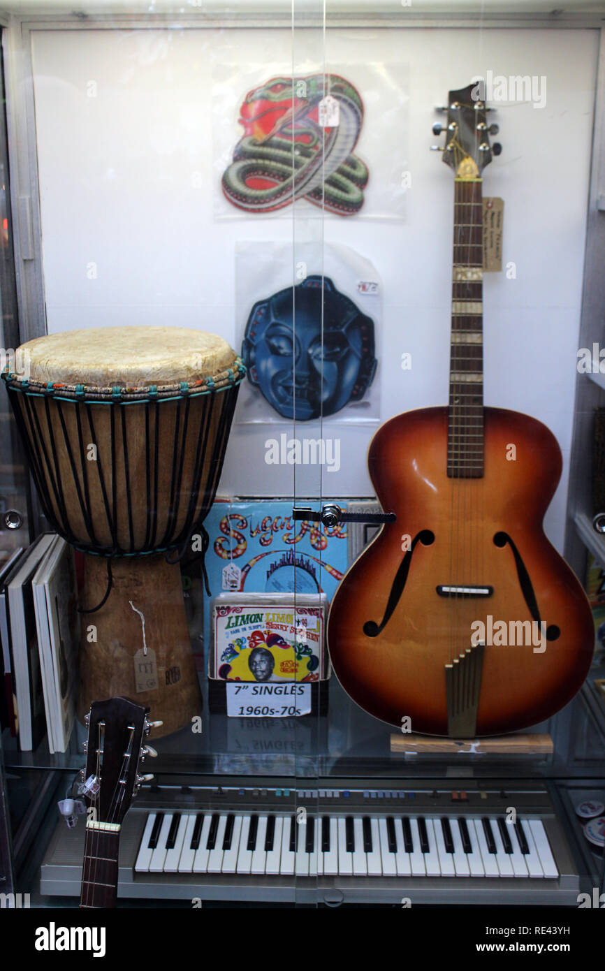 Vintage Guitar Shop Fotos e Imágenes de stock - Alamy