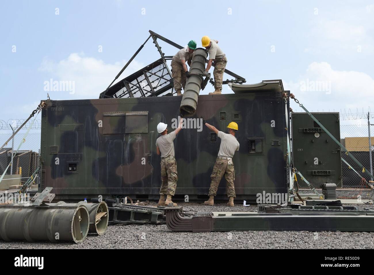 La Fuerza Aérea estadounidense Combined Joint Task Force-Horn miembros de África, 726ª Expedicionaria escuadrón de la Base Aérea de radar systems, quitar la última sección del "Tootsie Roll" la antena de una RPT-19 radar durante el desmontaje de la unidad, el 18 de noviembre de 2016, en el campamento Lemonnier, Djibouti. El desmontaje y almacenamiento de esta unidad se completó en menos de una semana y participa de cuatro millones de dólares de equipo. Combined Joint Task Force-Horn de África es un esfuerzo multinacional para llevar a cabo la cooperación de seguridad de teatro, combatir el extremismo violento y permitir la libertad de movimiento dentro de África oriental en orden Foto de stock