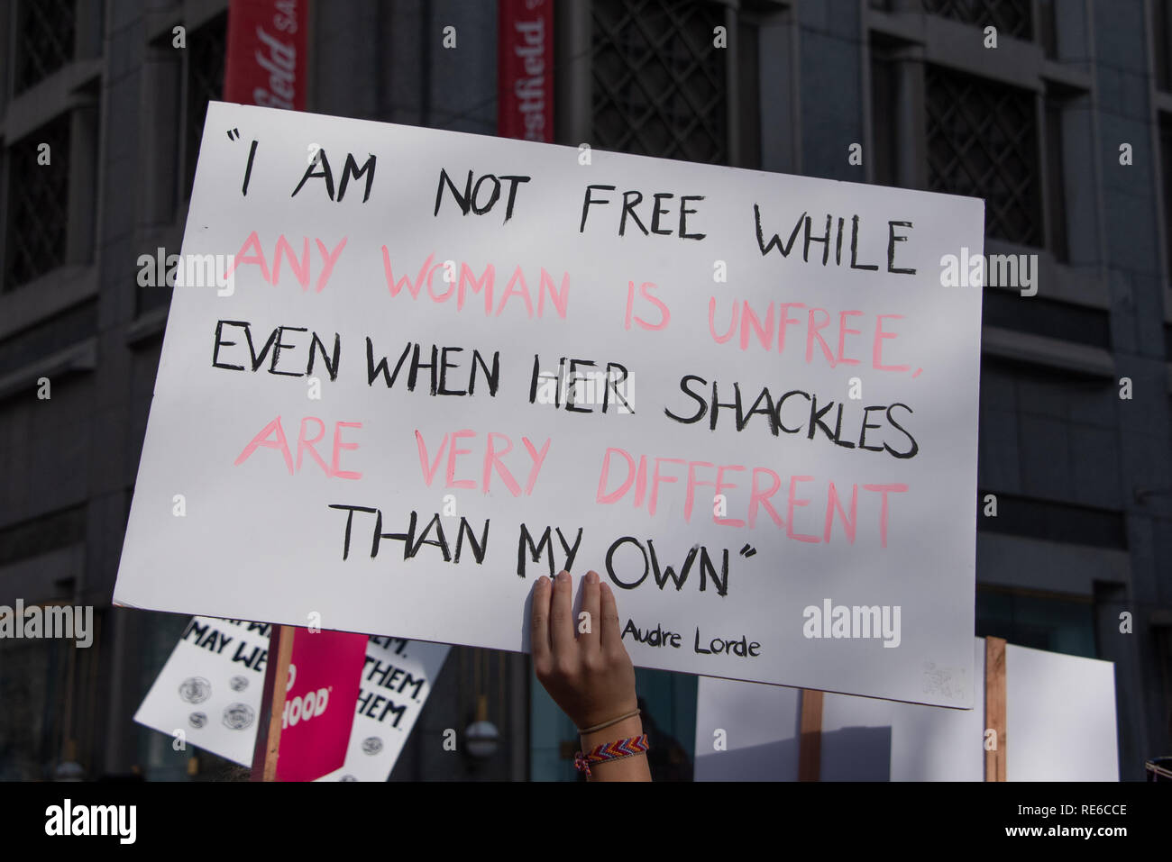 San Francisco, Estados Unidos. 19 de enero, 2019. Un cartel en alto con la cita de Audre Lorde, "Yo no soy libre mientras cualquier mujer es atrapado, aun cuando sus grilletes son muy diferentes a las mías", en la mujer de marzo de San Francisco. Crédito: Shelly Rivoli/Alamy Live News Foto de stock