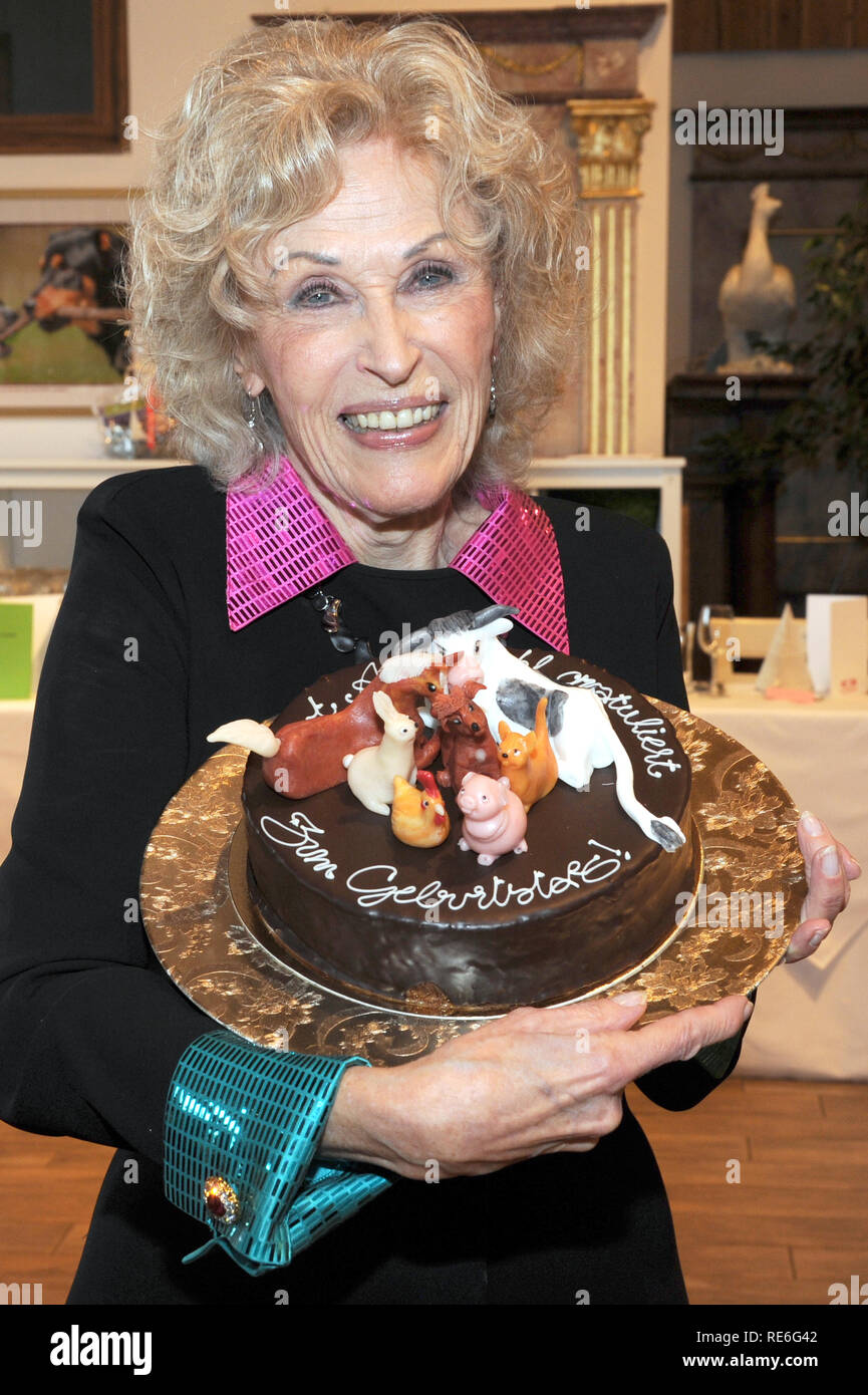 Iffeldorf, Alemania. 20 ene, 2019. Bibi Johns posee una tarta de cumpleaños  en sus manos durante su recepción en Gut Aiderbichl. La cantante pop  celebra su 90 cumpleaños el  y había