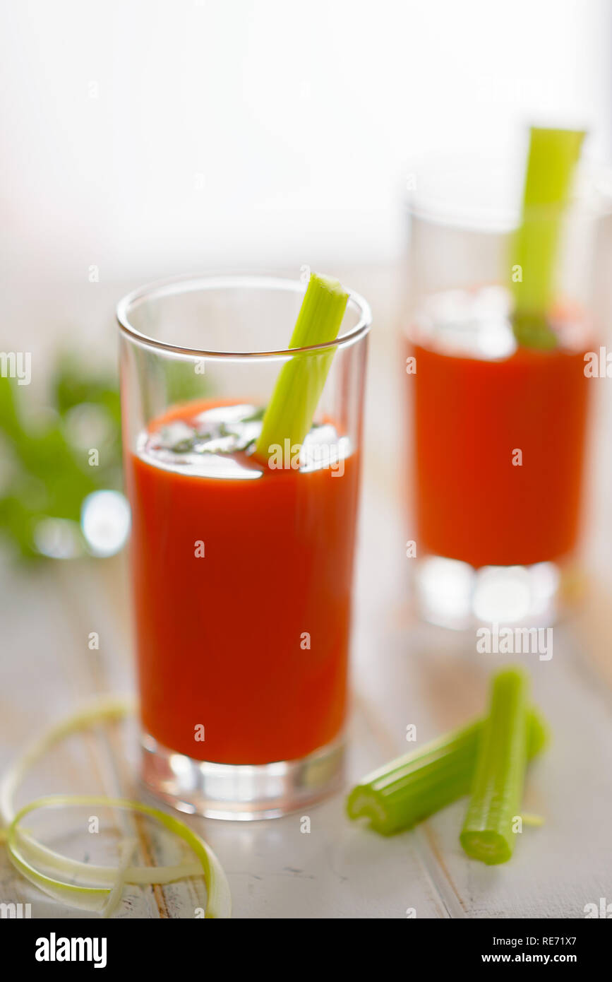 Dos vasos de jugo de tomate vodka, apio, especias, sal hielo en vasos con espacio para copias. Bloody Mary cóctel. Bebida alcohólica y ING Fotografía de stock - Alamy