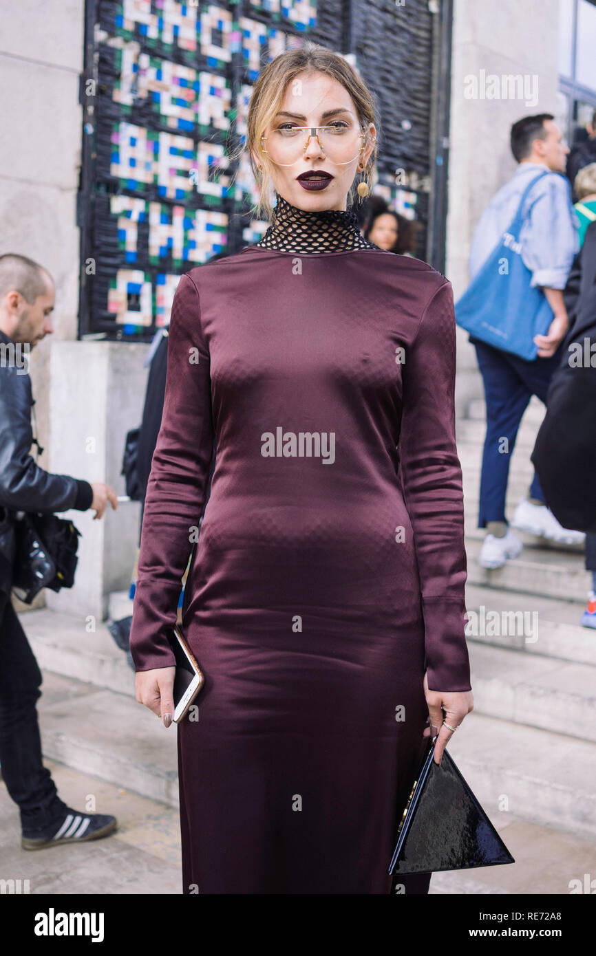 Modelo de mujer posando tras la Issey Miyake espectáculo durante la semana de la moda de París SS19, de octubre de 2018 en el Palais de Tokyo, París, Francia. Foto de stock