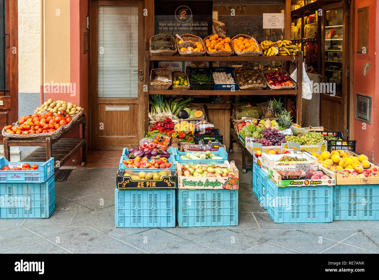 Menorca -septiembre 25:una tienda de frutas y verduras delantera,Ciutadella ,Menorca,2018. Foto de stock