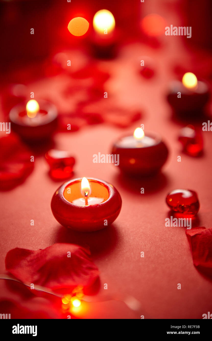 Cena romántica decoración. Velas rojas, pétalos de flores, sobre la mesa.  El enfoque selectivo shot. Amor Valentine o concepto Fotografía de stock -  Alamy