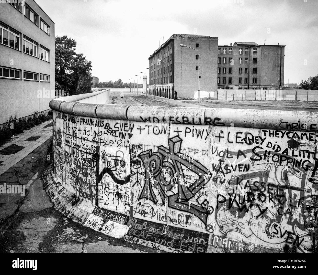 Agosto de 1986, el muro de Berlín graffitis, franja de muerte, edificios de la zona oriental de Berlín, Berlín occidental, Alemania, Europa, Foto de stock