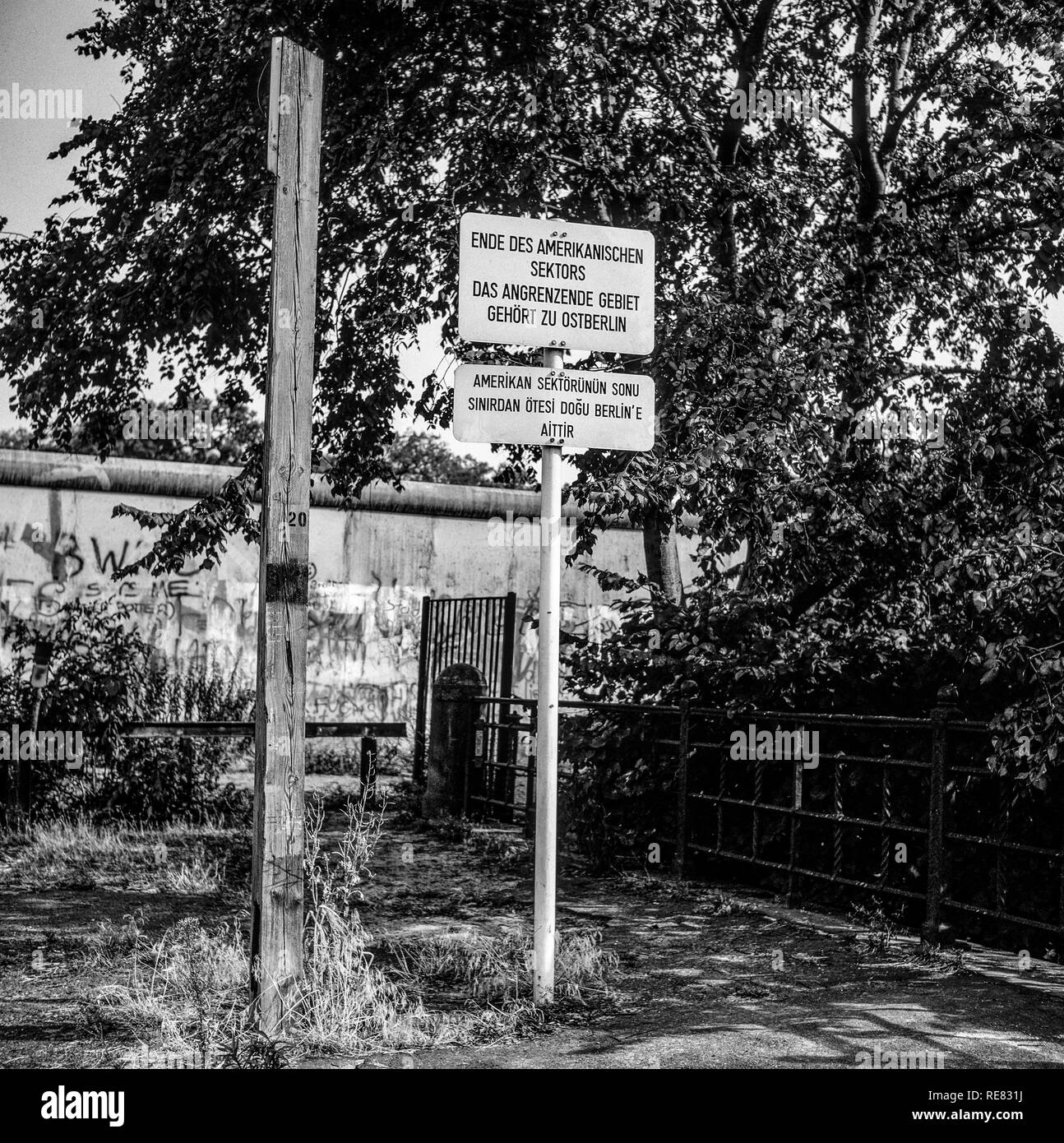 Agosto de 1986, señal de advertencia para finales del sector americano delante del muro de Berlín, Berlín occidental, Alemania, Europa, Foto de stock