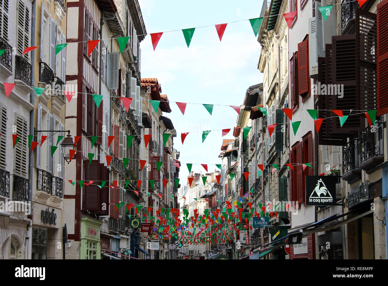 De Bayonne, Francia. País Vasco colores en la Rue d'Espagne, una de las calles del casco antiguo de la ciudad de Bayona en Aquitania Foto de stock