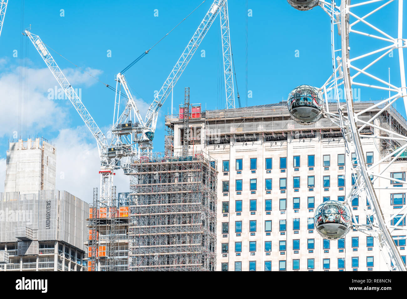 Londres, Reino Unido - 21 de junio de 2018: Paisaje Urbano horizonte closeup del London Eye cápsulas en ciudad aislada contra el cielo azul noria y construcción cran Foto de stock