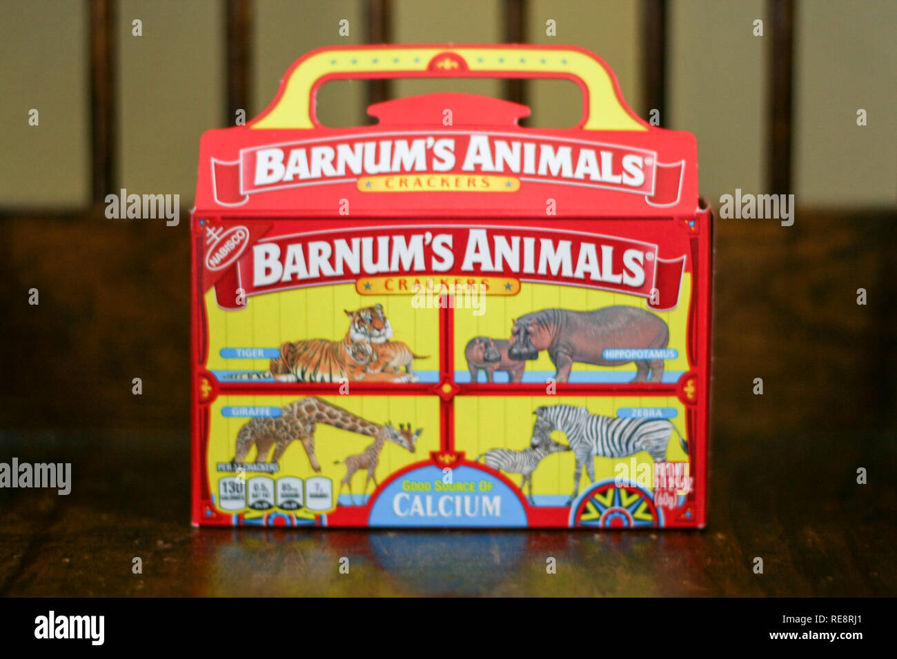 Caja original de Barnum's Animal Crackers con animales de circo detrás