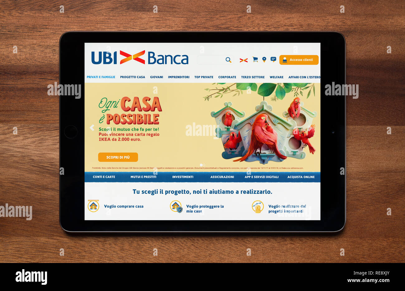 El sitio web de Uni Banca es visto en un iPad, que descansa sobre una mesa de madera (uso Editorial solamente). Foto de stock