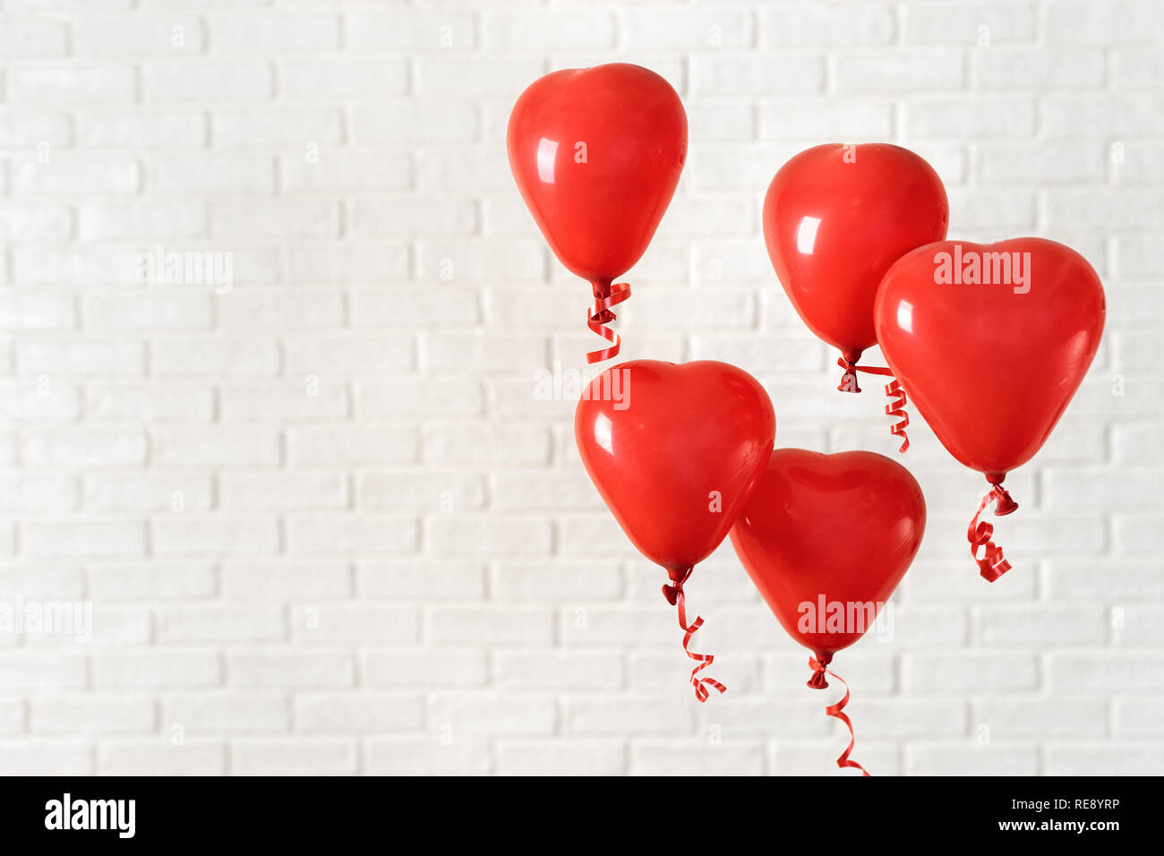 Globos rojos fotos de stock, imágenes de Globos rojos sin royalties