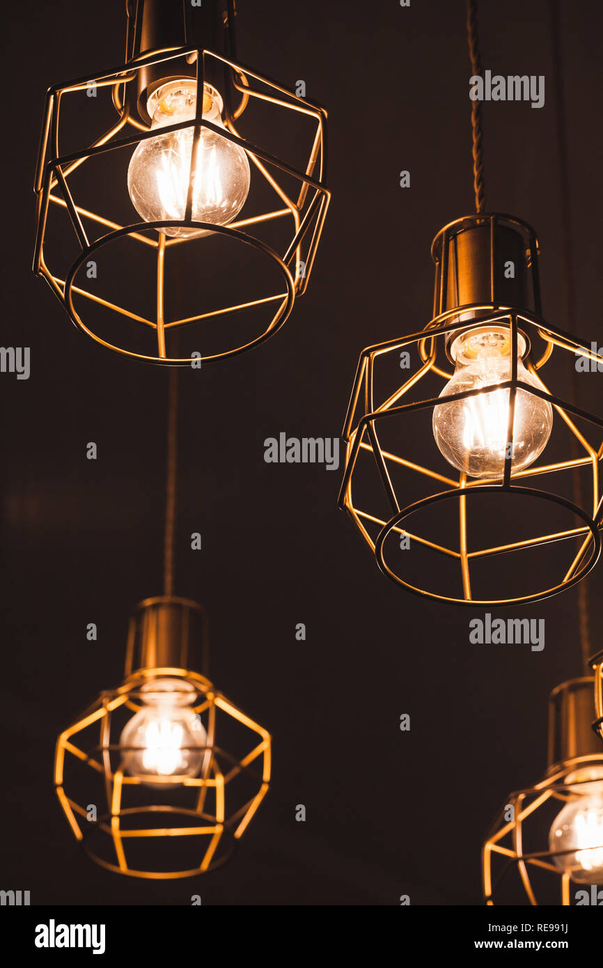 Araña de luces de techo con lámparas colgantes lámparas, elementos de iluminación  LED amarillo con metal wire frame lámparas foto vertical con el enfoque  selectivo Fotografía de stock - Alamy