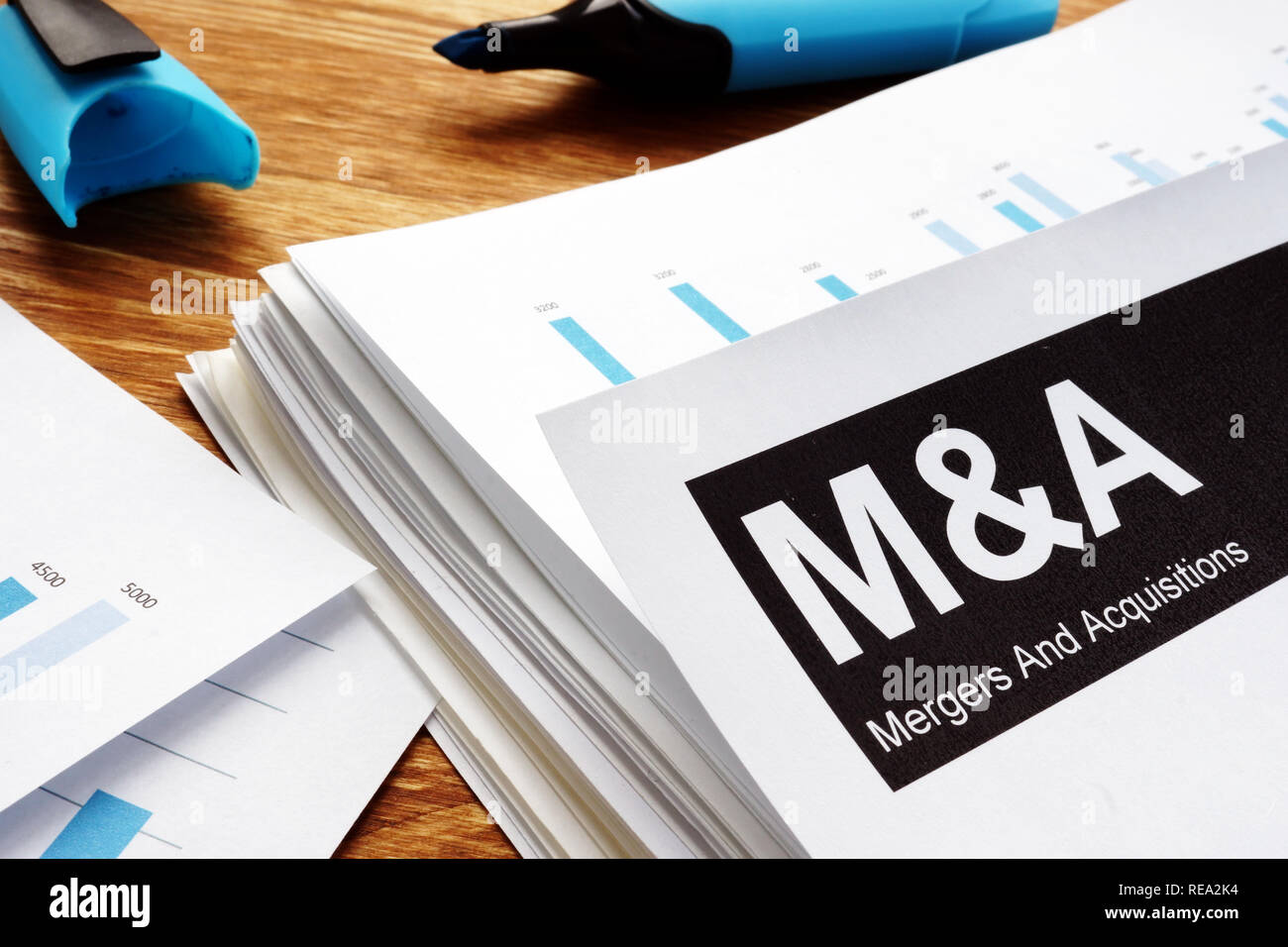 Documentos sobre fusiones y adquisiciones m&r con un lápiz. Foto de stock