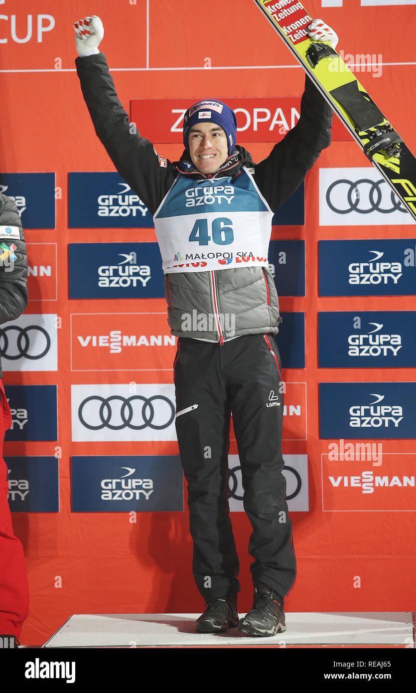 Stefan Kraft visto celebrando después de ganar la competencia individual de la Copa del Mundo de saltos de esquí FIS en Zakopane. Foto de stock