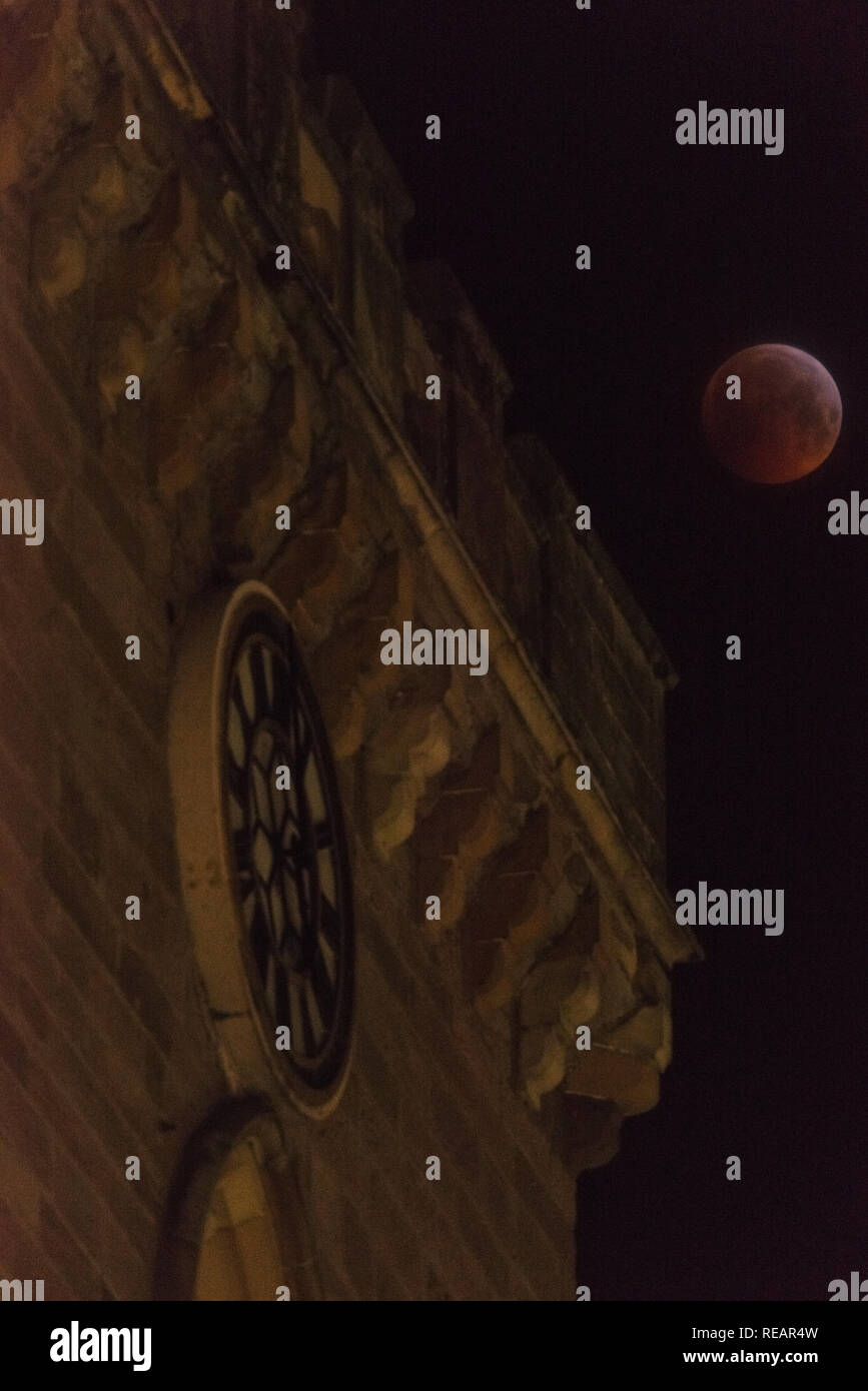 Perth, en Escocia, Reino Unido, 21 de enero, 2019. La sangre de la luna eclipse total de luna ilumina la torre del reloj medieval de St John's Kirk en Perth, Escocia la nueva ciudad. Alan Paterson/Alamy Live News Foto de stock
