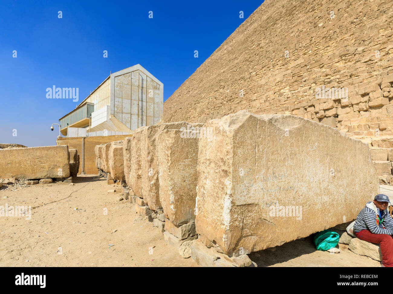 Exterior del Barco Solar Museum (Museo Barco Khufu) junto a la Gran Pirámide de Khufu, meseta de Giza, Cairo, Egipto Foto de stock