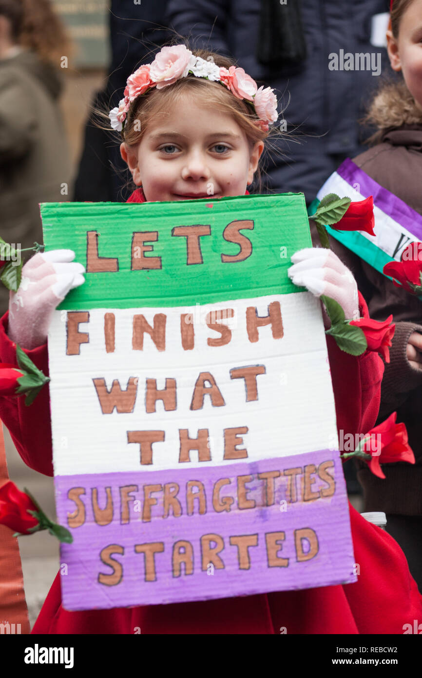 Londres, Reino Unido. 19 de enero, 2019. Miles de mujeres asisten a la Bread & Roses manifestación contra la austeridad en Trafalgar Square organizado por las mujeres de marzo. Foto de stock