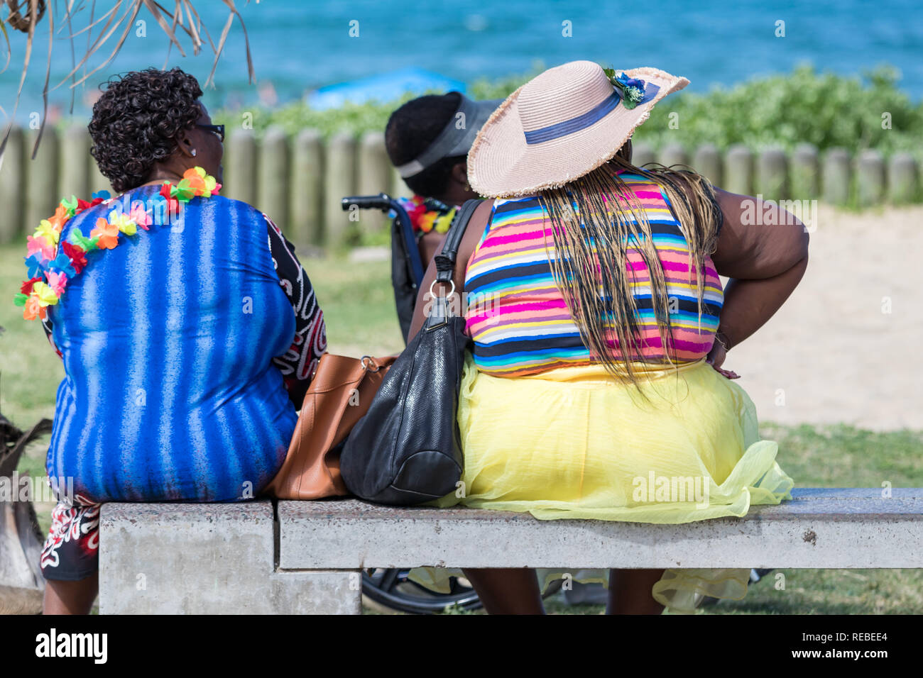 mujeres gordas en la playa fotografías e imágenes de alta resolución
