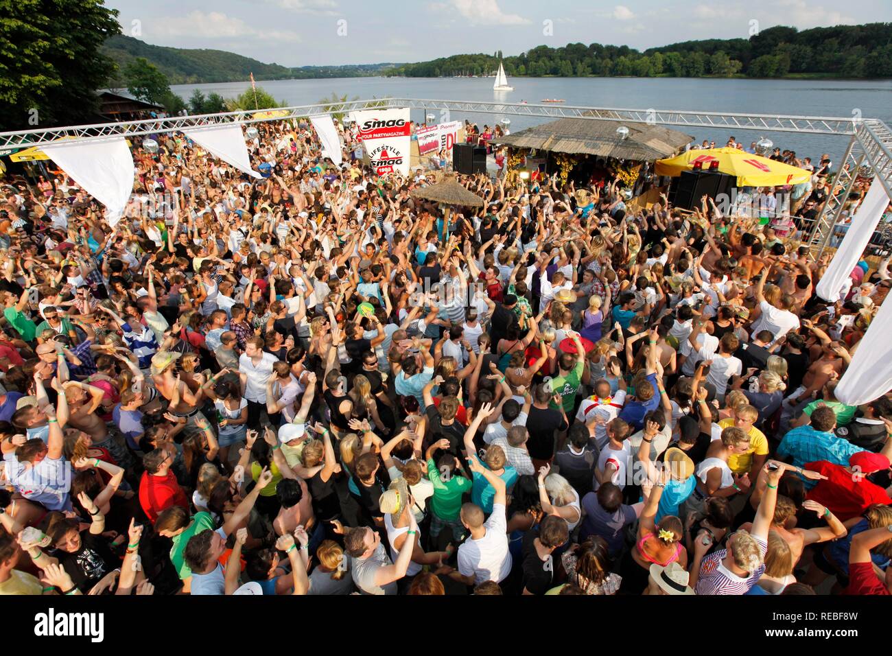 el-festival-de-sundance-baile-con-la-musica-techno-y-house-en-la-orilla-del-mar-beach-club-en-el-lago-baldeneysee-essen-rebf8w.jpg