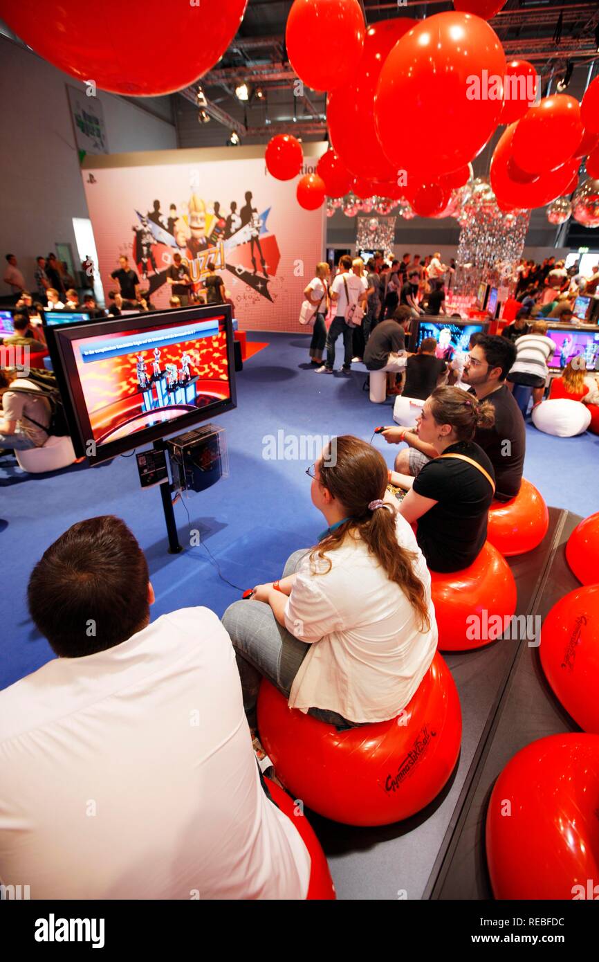 Playstation, juegos de acción, juego de preguntas de Buzz, en la zona de entretenimiento de la gamescom, la feria más grande del mundo para el equipo Foto de stock