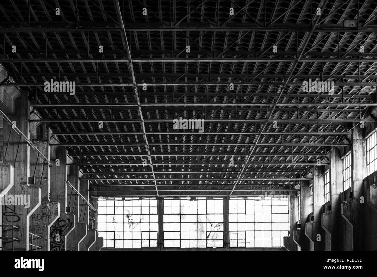 Un gran espacio abierto de un almacén abandonado con la línea y el patrón, en blanco y negro Foto de stock