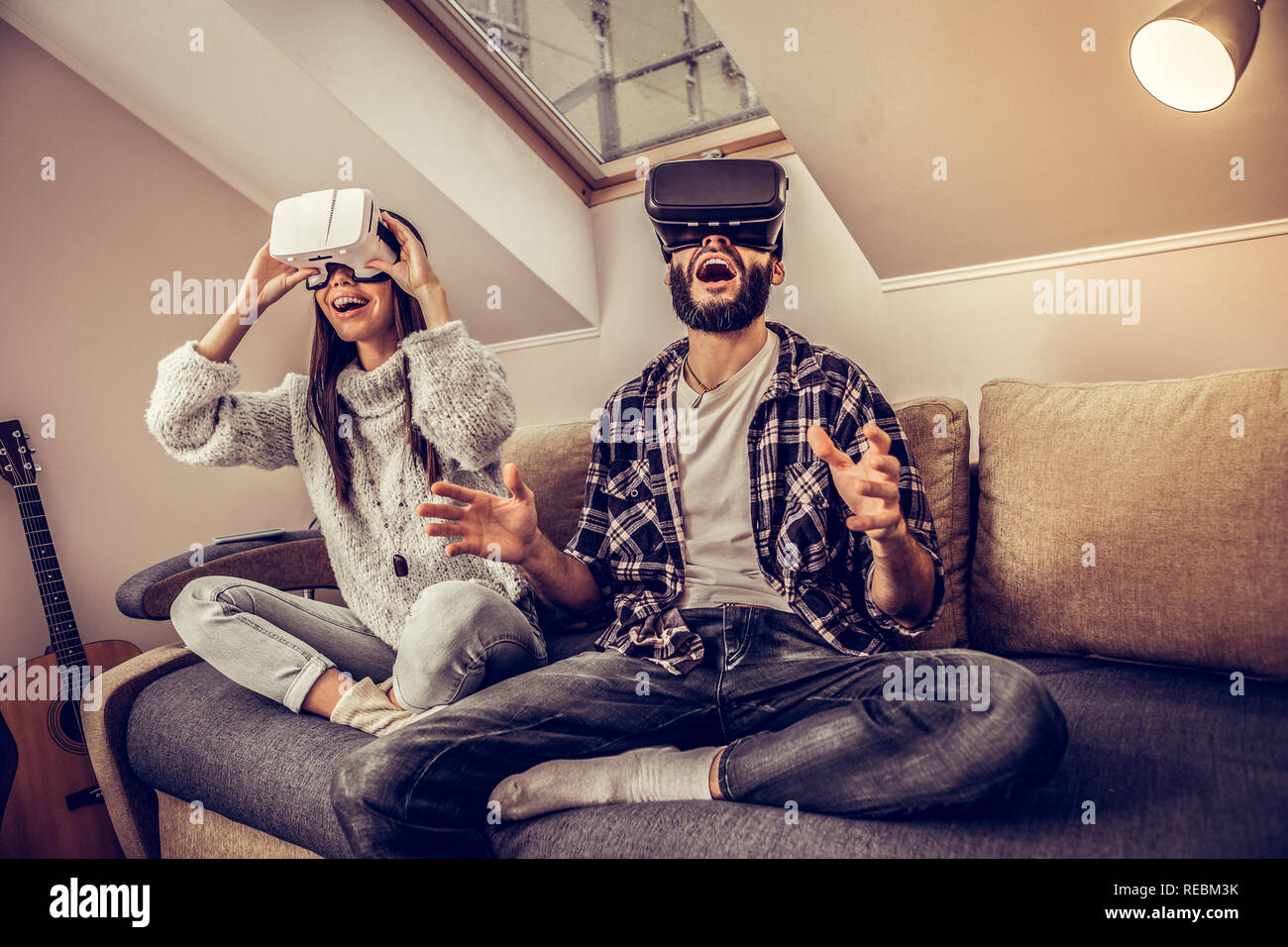 Alegre emocional agradable pareja utilizando gafas VR Foto de stock