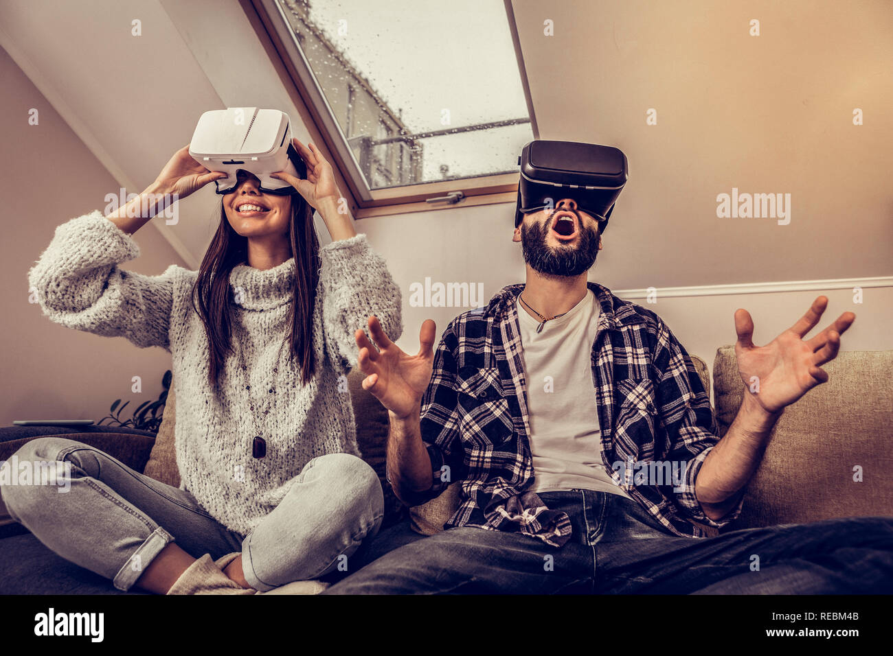 Encantado Emocionados mujer en gafas VR Foto de stock