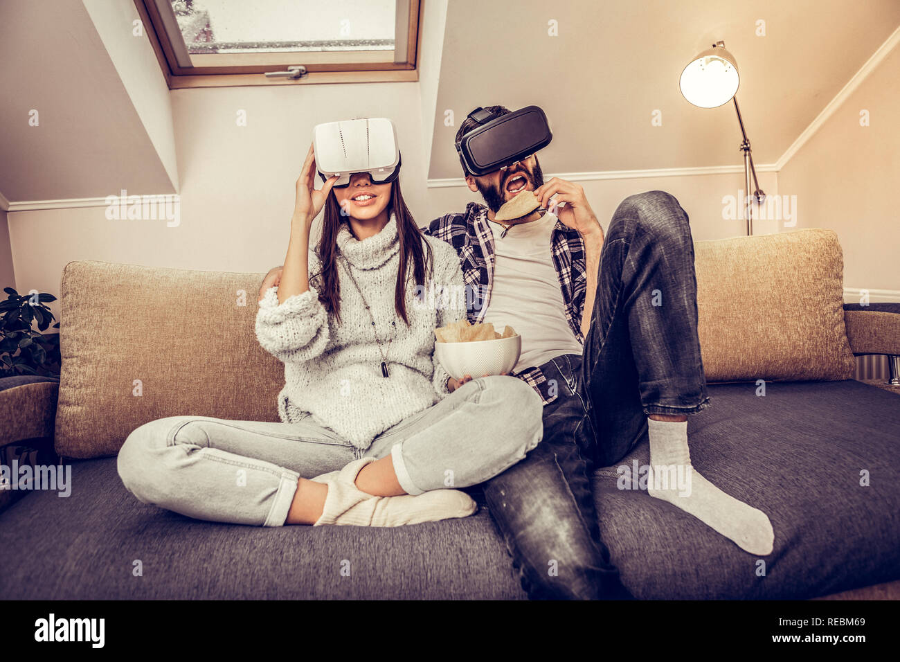 Encantado feliz pareja llevaba gafas de realidad virtual Foto de stock