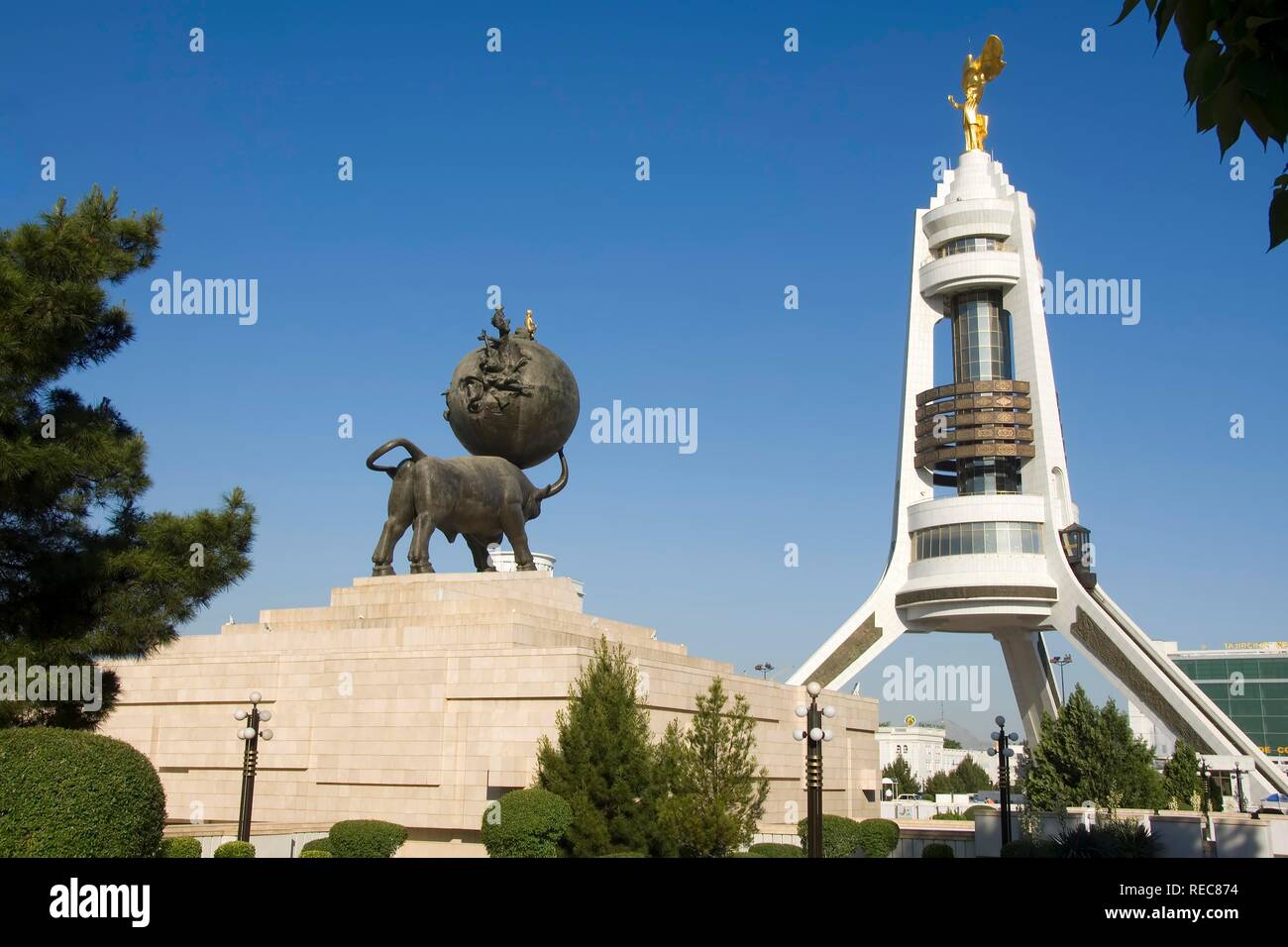 Arco de la neutralidad y el monumento al terremoto, Ashgabat