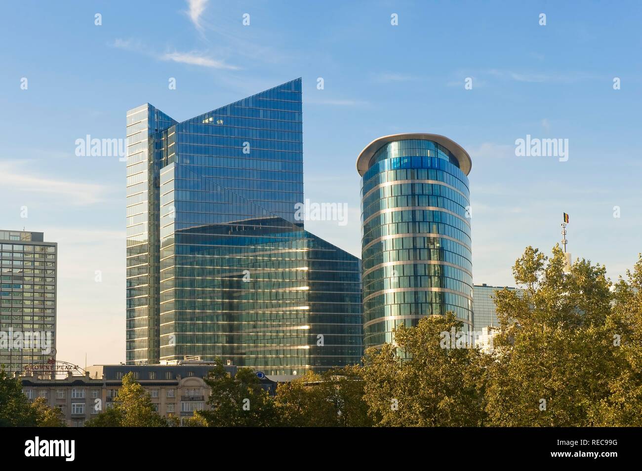 Modernos edificios de oficinas en el distrito de negocios de la Gare du Nord, Brussels, Brabante, Bélgica, Europa Foto de stock