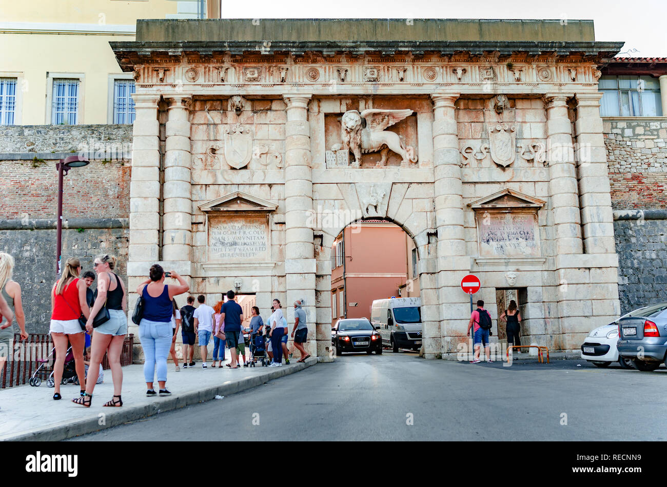 La puerta de la ciudad vieja en la parte vieja de la ciudad de Zadar, Croacia Foto de stock