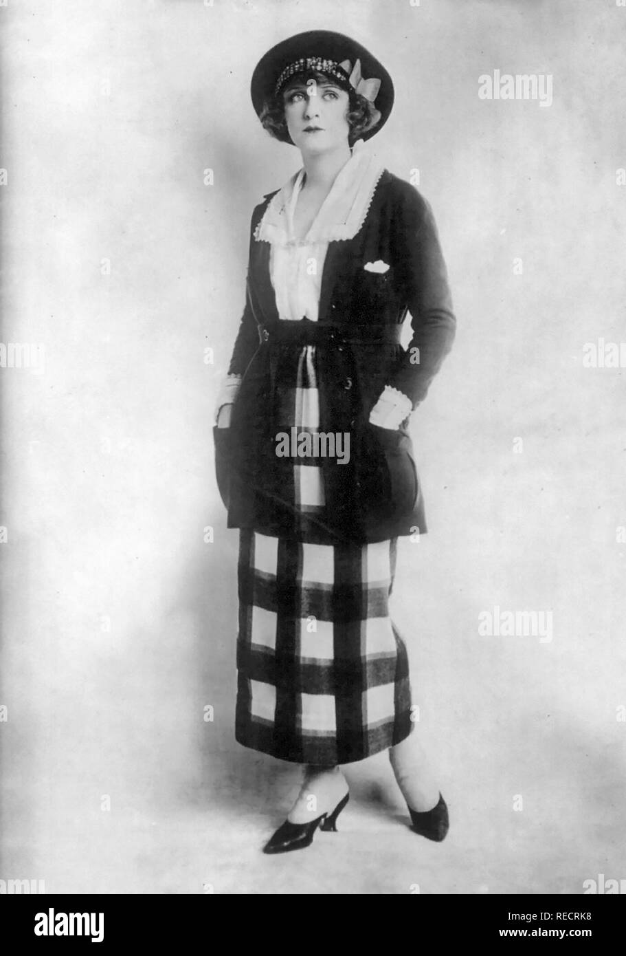 Modelado de mujer ropa sport, traje, 11 de junio de 1920 Fotografía de  stock - Alamy