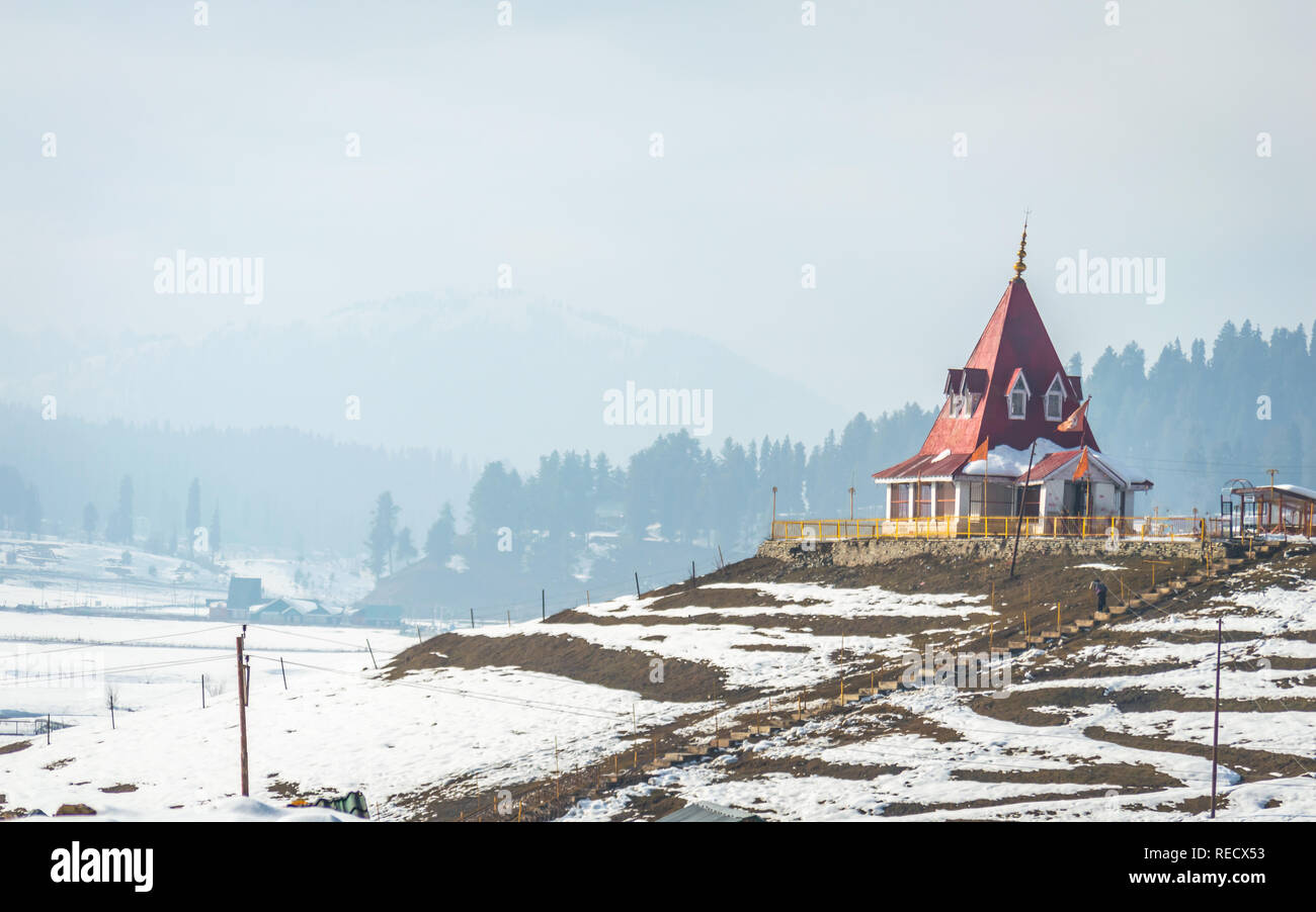 Un templo hindú en un paisaje nevado en Gulmarg en Cachemira Foto de stock