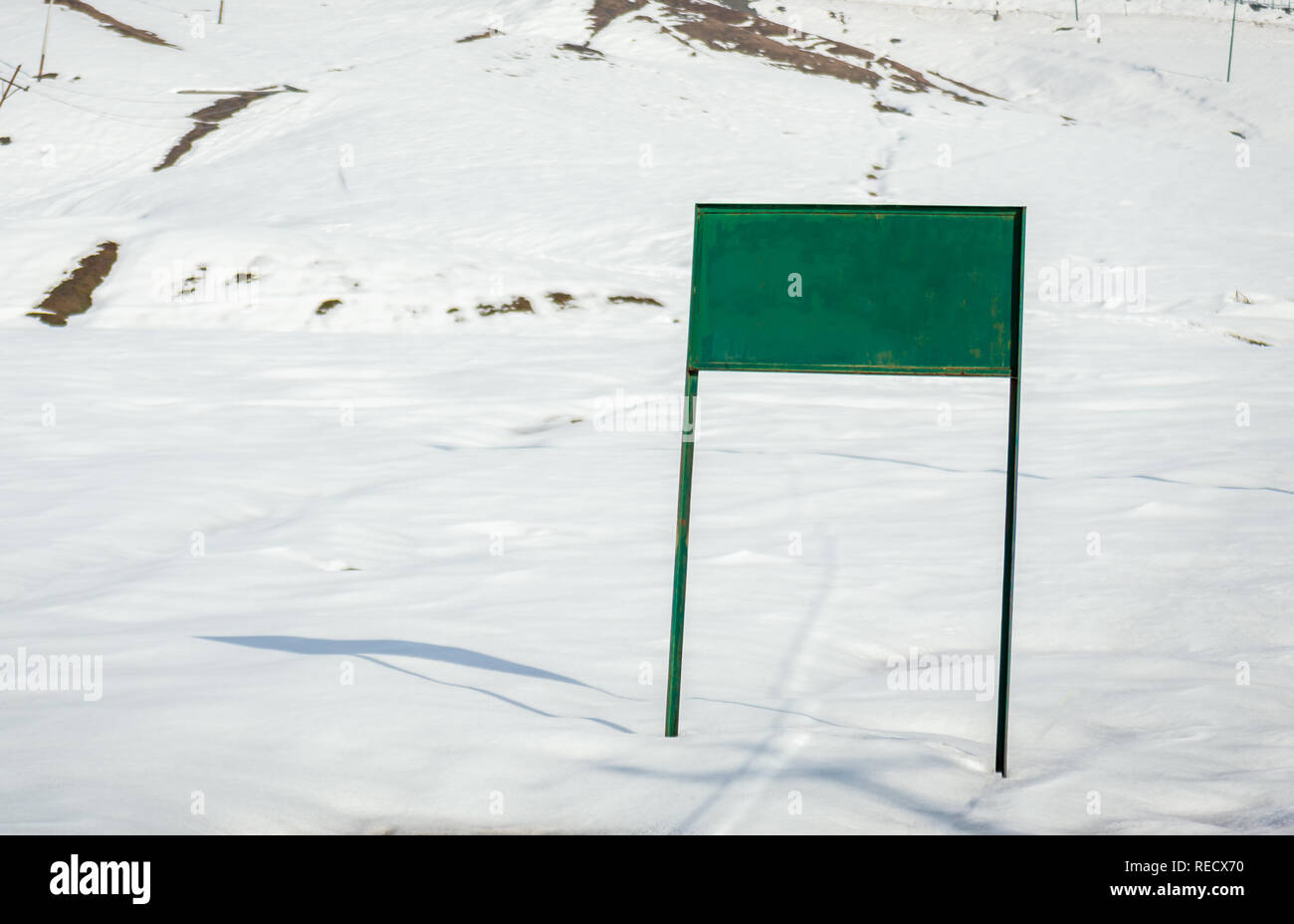 Un letrero en su espacio de copia junta en un paisaje blanco de nieve Foto de stock
