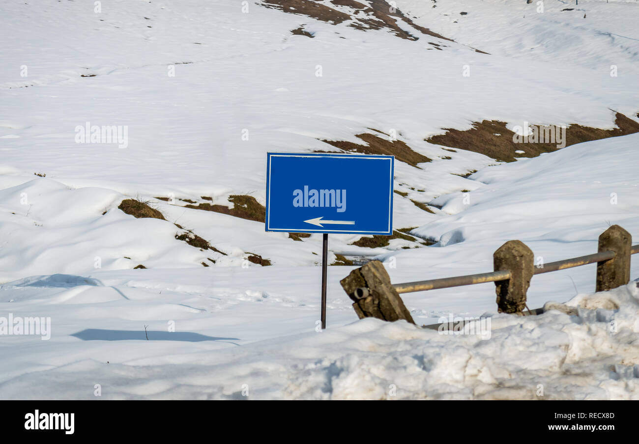 Un letrero azul espacio copia junta en un paisaje blanco de nieve Foto de stock